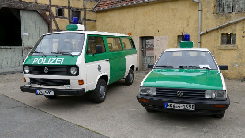 Zwei historische Streifenwagen aus NRW.