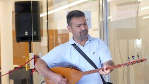 Der Sänger und Musiker Alan Bewar (Künstlername) begleitete die Einweihungsfeier musikalisch. Der Kurde floh mit seiner Frau und den drei Kindern vor mehr als einem Jahr aus Syrien. Seit neun Monaten lebt die Familie in Bergkamen. Seinen Dank dafür drückte er durch ein Lied aus - teilweise un deutscher Sprache.