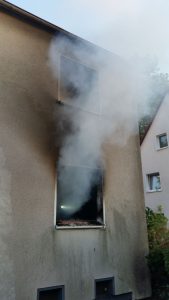 Dicke Rauchschwaden quollen aus dem Fenster der brennenden Wohnung an der Ebertstraße. Foto: Feuerwehr Bergkamen