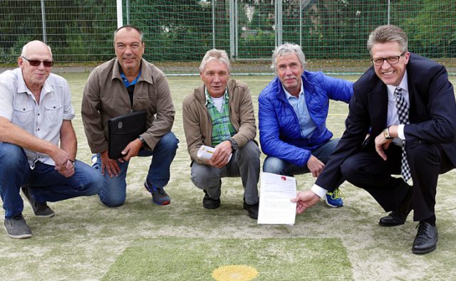 Bernd Schäfer (r.) und Kay Schulte (2.v.r.) mit der Spitze des FC TuRa Bergkamen im "Sandkasten" des Nordbergstadions.