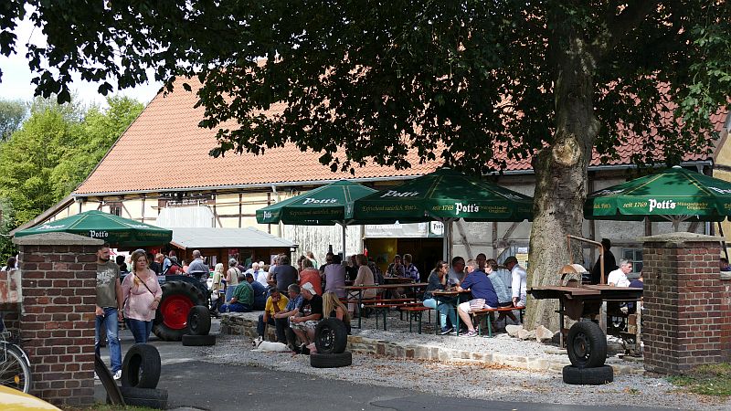 Die historische Scheune und der Hof davor eignen sich sehr gut für einen Cafébetrieb. Das zeigt der Tag des offenen Denkmals auf der "Oldtimer-Remise Hof Keinemmann in Rünthe.