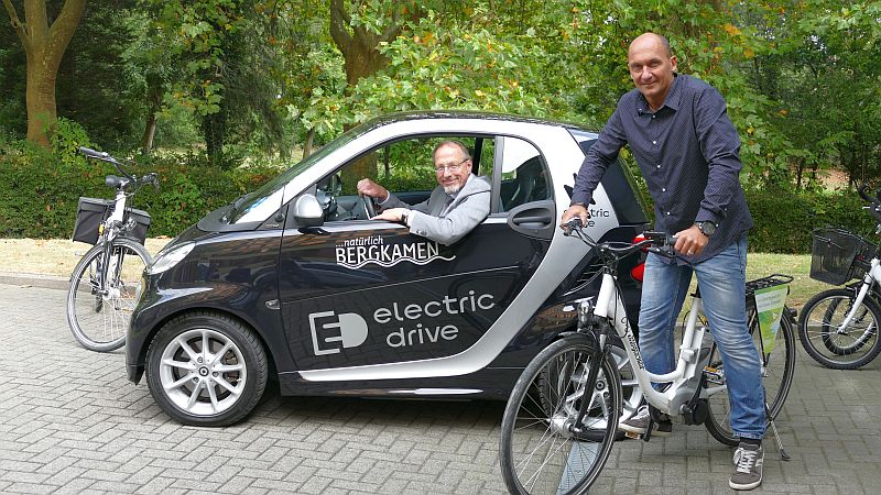 Bürgermeister Roland Schäfer und Thomas Hartl stellen den neuen gebrauchten E-Smart der Stadtverwaltung vor.
