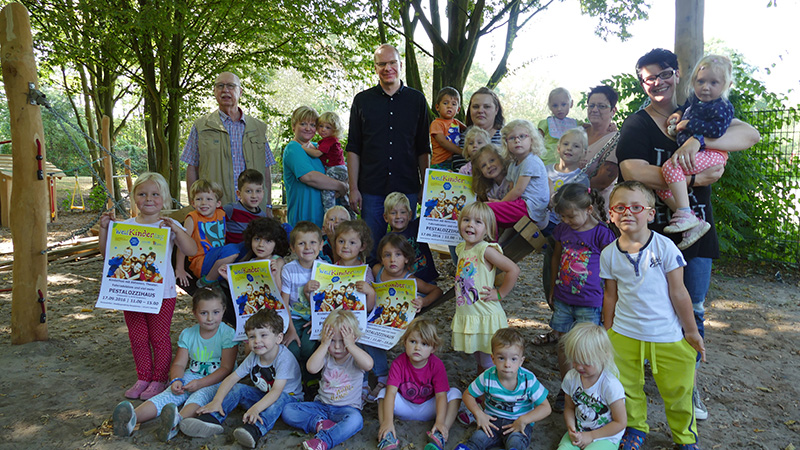 Karl-Heinz Chuleck und Christian Scharwey stellten zusammen mit den Kindern und Erzieherinnes der AWO-Kita Traumland das Programm für das große Fest zum Weltkindertag am 17. September am Pestalozzihaus vor.