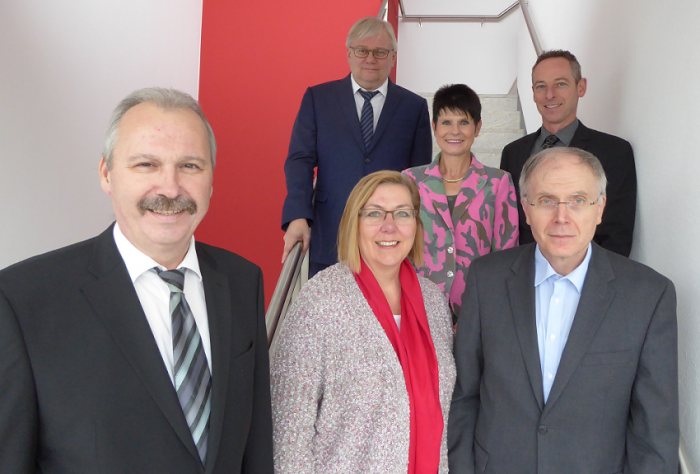  Freuten sich über die Wahl der neuen Vorsitzenden des Jobcenter-Beirats Christine Busch (vorne) und ihres Stellvertreters Uwe Kutter (vorne, rechts): Martin Wiggermann (vorne, links), Claudia Hermsen (hinten), Uwe Ringelsiep (hinten, links) und Christian Scholz (hinten, rechts)