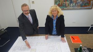 Beate Brumberg und Martin Weber erläutern die Pläne für die neue Hauptstelle und die Filialen auf dem Nordberg und in Weddinghofen, die geschlossen werden.