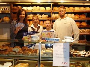 S.: Schröder (VKU); M. Jatzo; I. Bremer und B. Brasse (Kathie`s Café) zum Start der VKU-Frühstücksaktion in Kathie`s Café Bergkamen.
