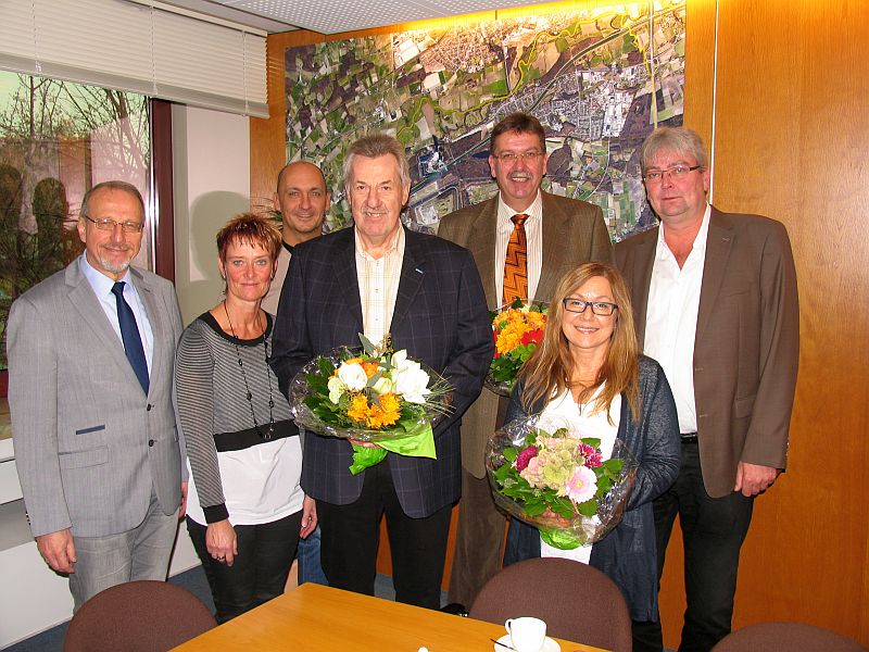 Udo Semrau (4.v.l und Heiko Busch (3.v.r.) wurden im Rahmen einer Jubilarehrung im Rathaus durch Bürgermeister Roland (l.)Schäfer ausgezeichnet.