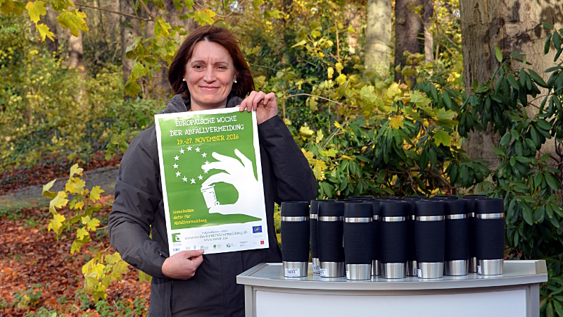 GWA-Abfallberaterin Dorothee Weber mit den zur Verlosung stehenden Coffee-to-go-Bechern