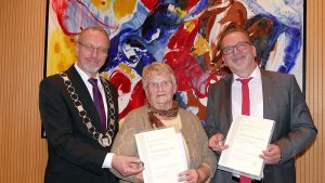 Bürgermeister Roland Schäfer (l.) zeichnete Ingrid Kallenbach und Heinz-Georg Webers mit der Silbermedaille der Stadt Bergkamen aus.