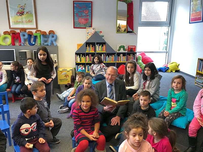 Roland Schäfer liest in der Stadtbibliothek den Kindern spannende Kurzgeschichten vor.