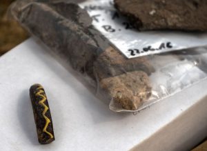 Dieser Glasarmring mit gelber Verzierung ist ein typische Schmuckstück der Eisenzeit und ist in der Siedlung entdeckt worden. Foto: LWL/K. Burgemeister 
