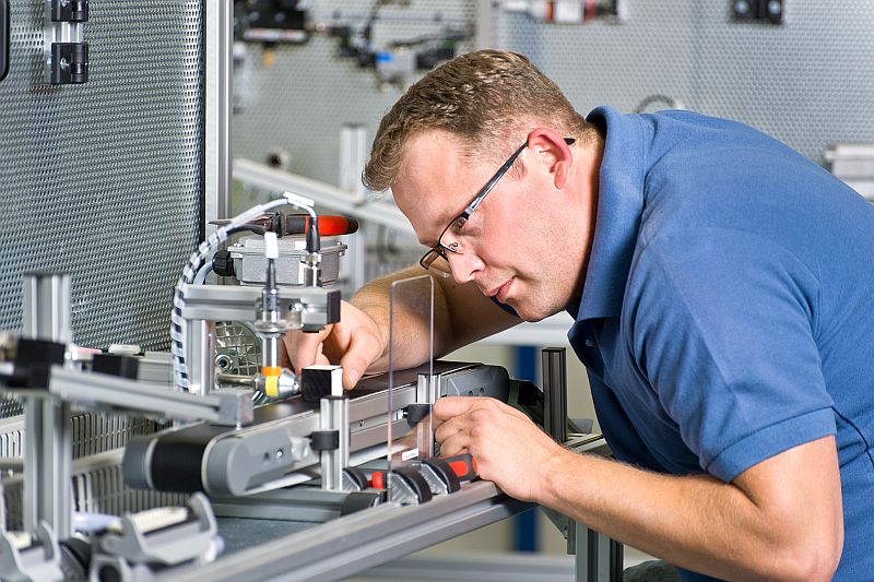 Gute Berufsperspektiven bietet unter anderem die Umschulung zum Mechatroniker.  Foto: Christian Nielinger