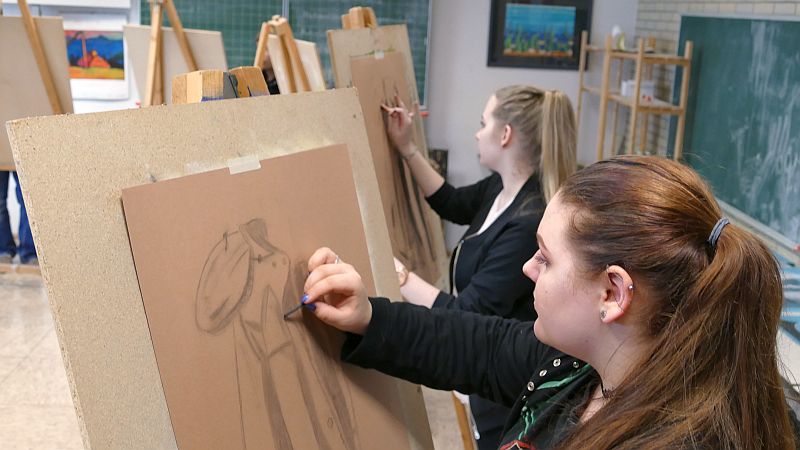 Das gibt es auch an der Gesamtschule: Zeichnen mit Kohle im Kunstunterricht der Oberstufe - hier mit Josefine Hackmann im Vordergrund und Vanessa Walter.