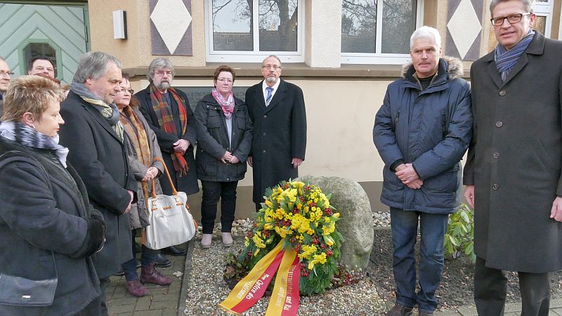 Bürgermeister Roland Schäfer legte mit den VBertretern der Ratsfraktionen am Freitag an der Gedenkstätte für die Opfer des Nazi-Regimes einen Kranz nieder