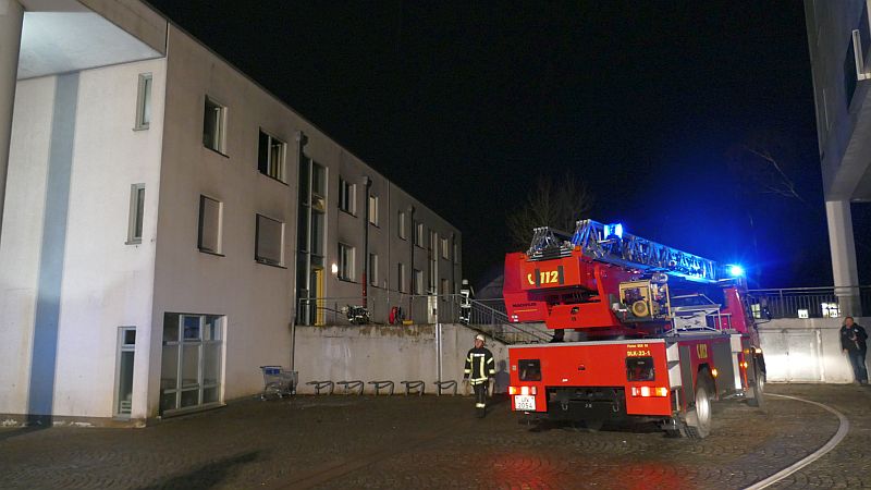 Ein Küchenbrand im Obergeschoss dieses Mehrfamilienhauses am Stadtmarkt rief die Löschgruppen Mitte, Weddinghofen und Overberge auf den Plan.