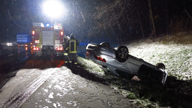Auto Crash in den Schnee. Auto Dreher von der Straße im Schnee im