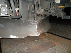 Der Schienenräumer am Triebfahrzeug wurde beschädigt. Foto: Bundespolizei 