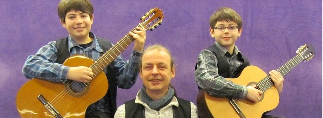 Lars (links) und Jens Stammer mit ihrem Gitarrenlehrer Burkhard Wolters