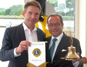 Der neue Präsident Reinhard Krause (re) bekommt die traditionelle Lions-Glocke von seinem Vorgänger Markus Masuth überreicht  