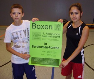 Edgar Zirin und Duygu Sahin präsentieren das Plakat für das Boxturnier am 16. November.
