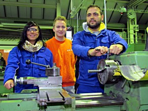 Azubis in der neuen Ausbildungswerkstatt Metalltechnik.