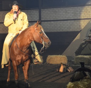 Ein echtes Pferd mit echtem Cowboy: Albert Schulz begrüßte die Besucher stilecht zum Theater-Dinner auf der Sunray-Ranch.