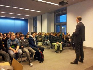 Bundestagabgeordneter Oliver Kaczmarek informiert Bergkamener Gymnasiasten über seinen politischen Alltag in Berlin.
