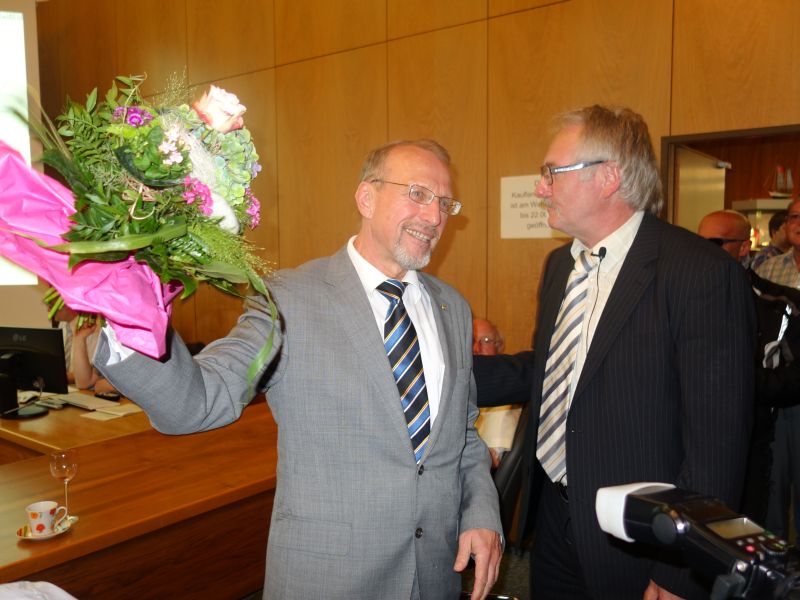 Wahlleiter Dr. Hans-Joachim Peters (r.) gratuliert dem alten und neuen Bergkamener Bürgermeister Roland Schäfer.