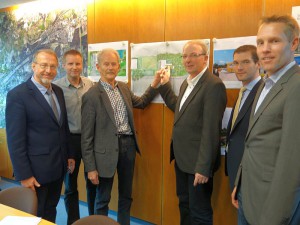 Die Baugenehmigungfür das Sport- und Jagdschießzentrum in Overberge liegt vor. Reinhard Middensorf (3.v.r.) und Prof. Dr. Lothar Reinken stellten das Projekt vor.