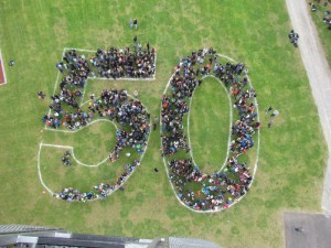 Am 23. April dieses Jahres, dem genauen Gründungstag vor 50 Jahren, zauberten die Schülerinnen und Schüler des Gymnasiums die Zahl 50 auf ihren Sportplatz.