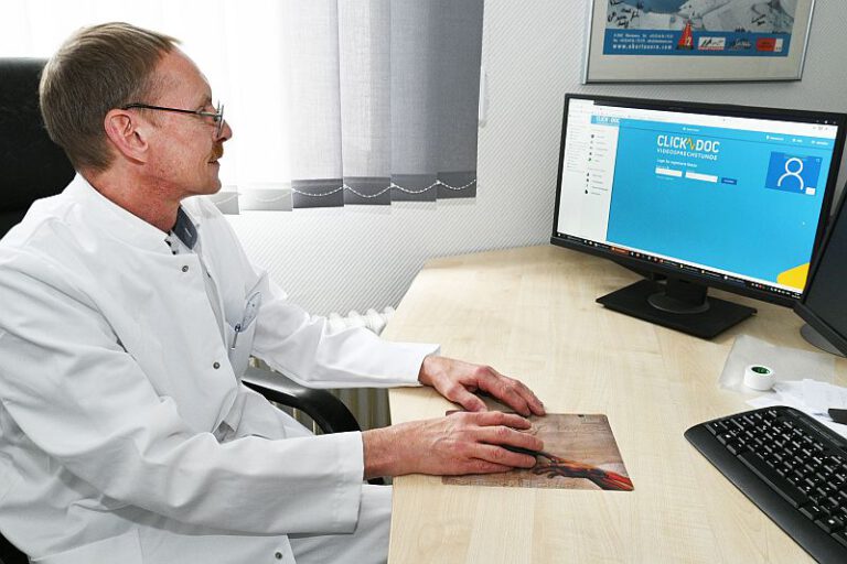 Vom Sofa aus mit dem Arzt sprechen: Chefarzt Dr. Dieter Metzner bietet