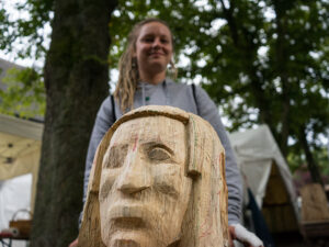 Johanna mit ihrem ersten Kunstobjekt aus Holz.