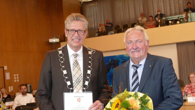 Abschied von Dr. HansJoachim Peters Christine Busch neue Erste