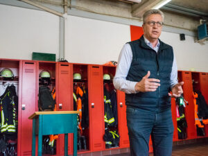 Bürgermeister Bernd Schäfer betont die einzigartige Funktion der Freiwilligen Feuerwehr in Bergkamen.